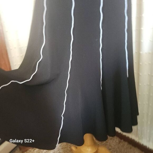 Sandra Darren got and flare black dress with satin trim - Picture 2 of 12